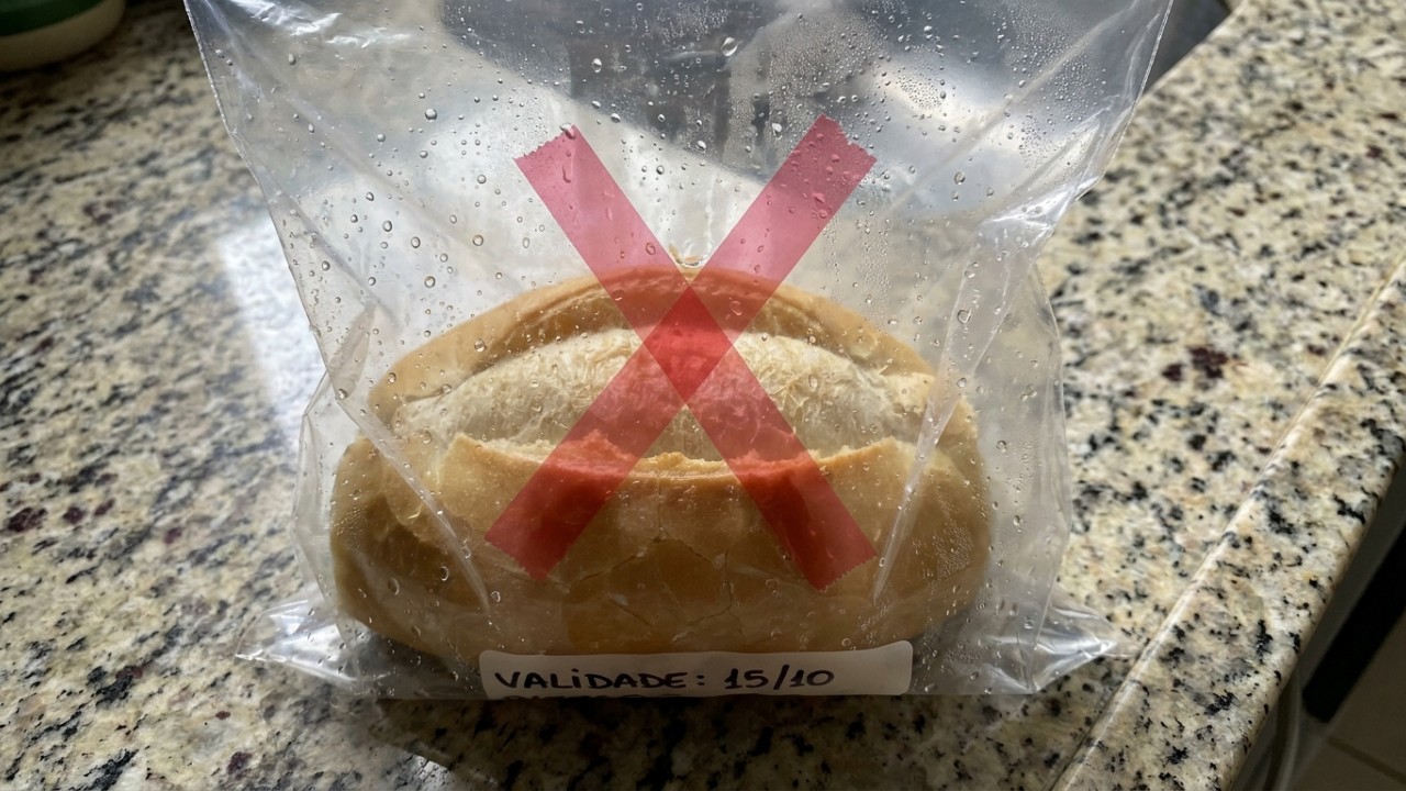 O armazenamento em sacos plásticos acelera a perda da crocância e a proliferação de fungos no pão francês durante os dias quentes. – Imagem gerada por IA