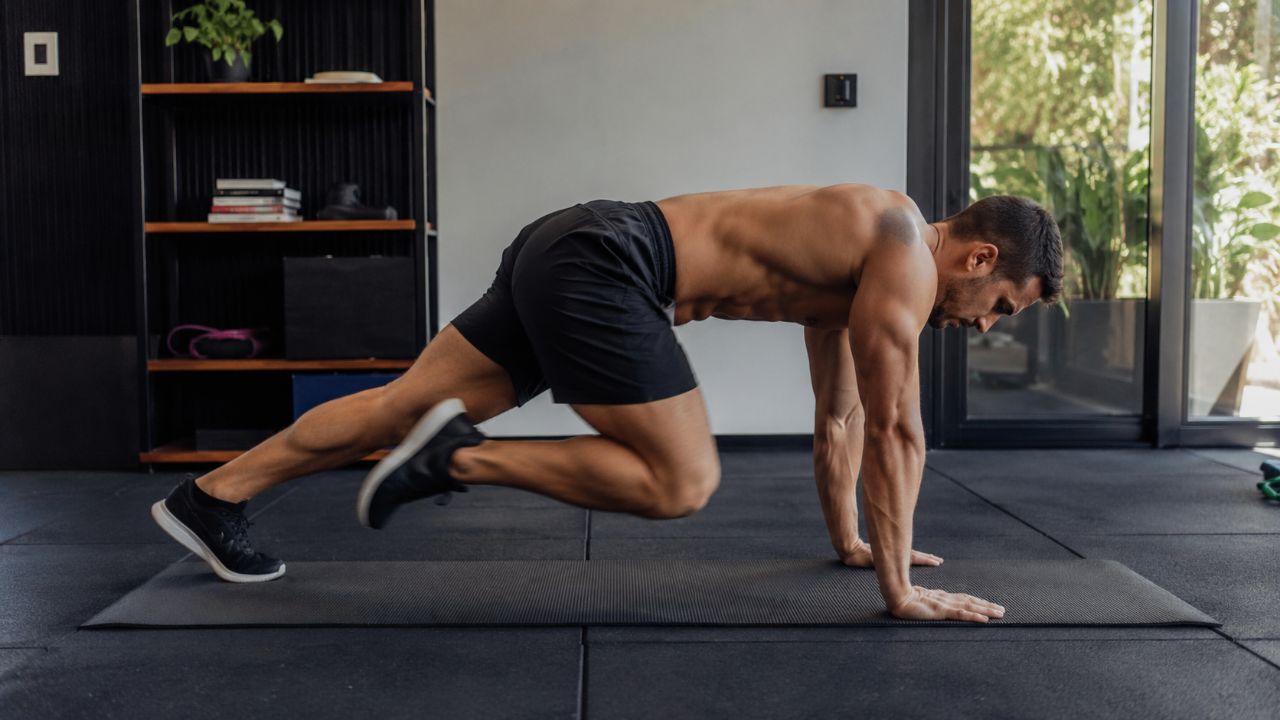 Nada de corrida ou caminhada: o exercício que queima mais calorias em menos tempo e que quase ninguém faz em casa O mountain climber eleva o gasto energético ao ativar vários grupos musculares simultaneamente.