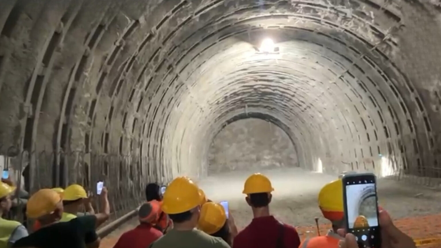 Se você viaja de trem pela Suíça, há um momento em que a luz do dia desaparece, seus ouvidos estalam e seu reflexo flutua na janela.