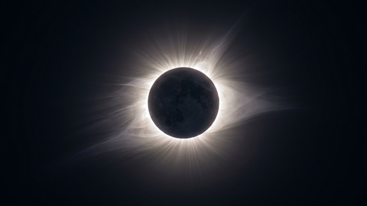 Cientistas e turistas planejam viagens a pontos estratégicos para observar a coroa solar por mais de seis minutos. – Imagem gerada por IA