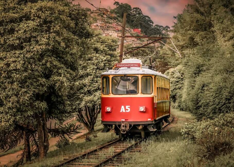 Passeios no tradicional bondinho de Campos do Jordão devem estar no roteiro