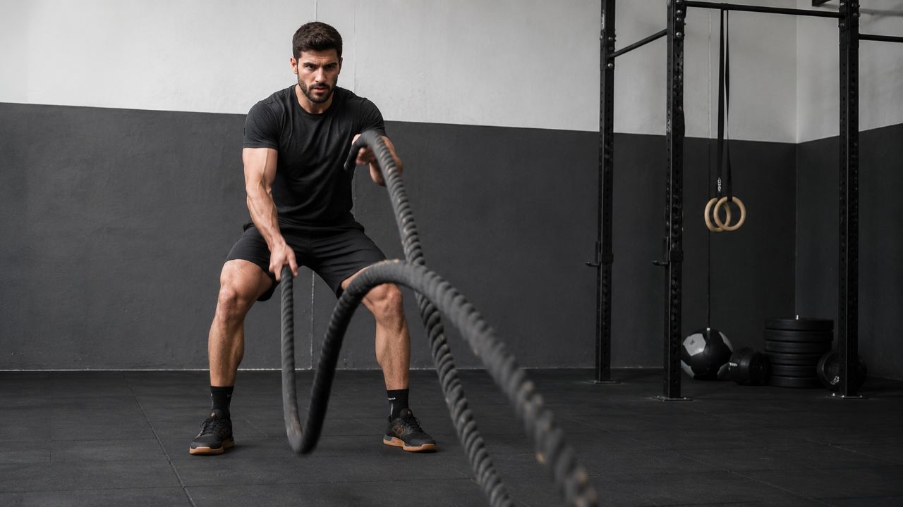 O treino funcional conquista academias e lares; será que ele substitui mesmo a musculação tradicional? A musculação foca em hipertrofia, o funcional no condicionamento, e ambos dependem da consistência.