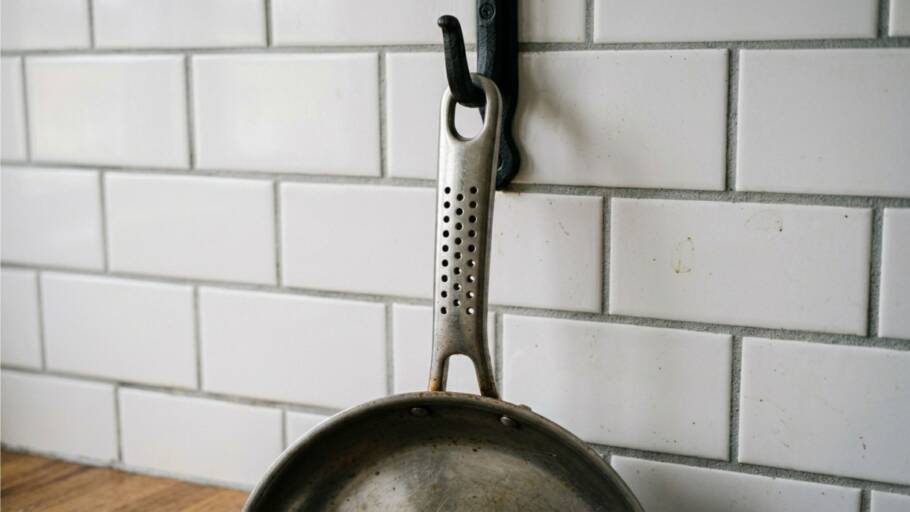 O furo no cabo da panela ajuda na organização da cozinha