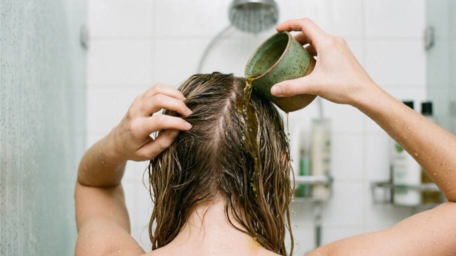 Técnica japonesa de enxágue com chá verde para reduzir oleosidade e cheiro forte no couro cabeludo no fim do dia O chá verde pode ser usado como enxágue após a lavagem do cabelo