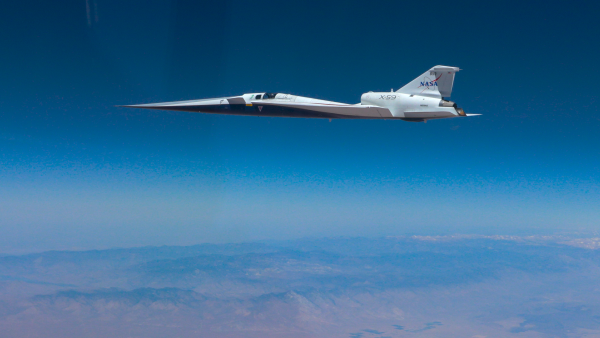 A NASA está perto de mudar as regras da aviação com o avião X-59, que voa a 1.488 km/h, quebra a barreira do som e promete acabar com o maior problema do Concorde Essa velocidade e altitude são as condições base para o X-59 quando ele eventualmente sobrevoará várias comunidades dos EUA, permitindo que a NASA colete dados sobre como as pessoas podem perceber seu batida silencioso. A